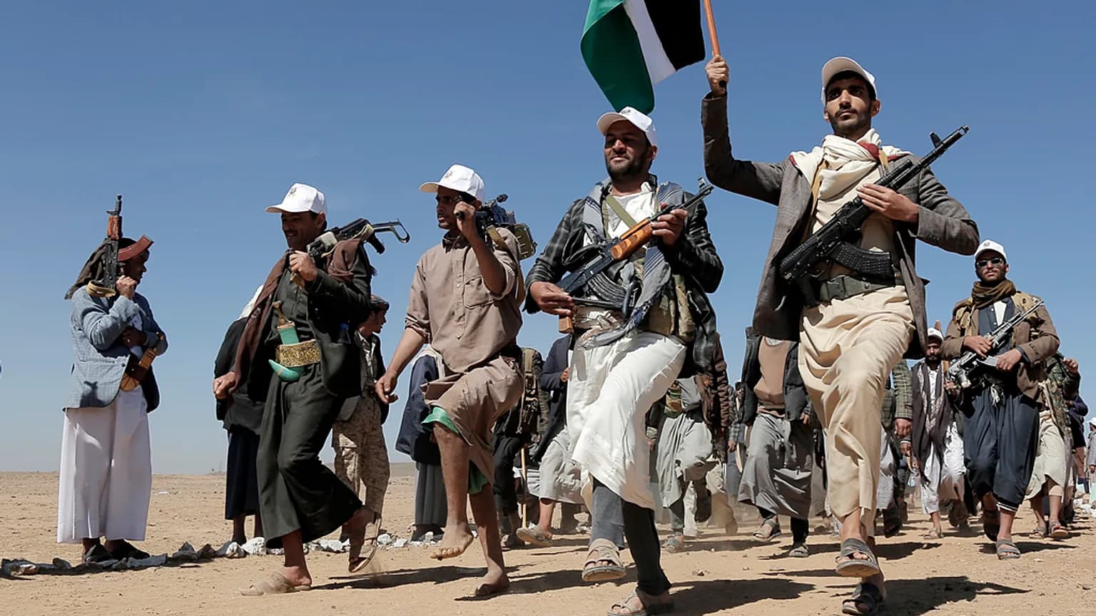 Houthi, nuova offensiva contro l’Arabia Saudita: nel mirino aeroporto di Riad e siti Aramco