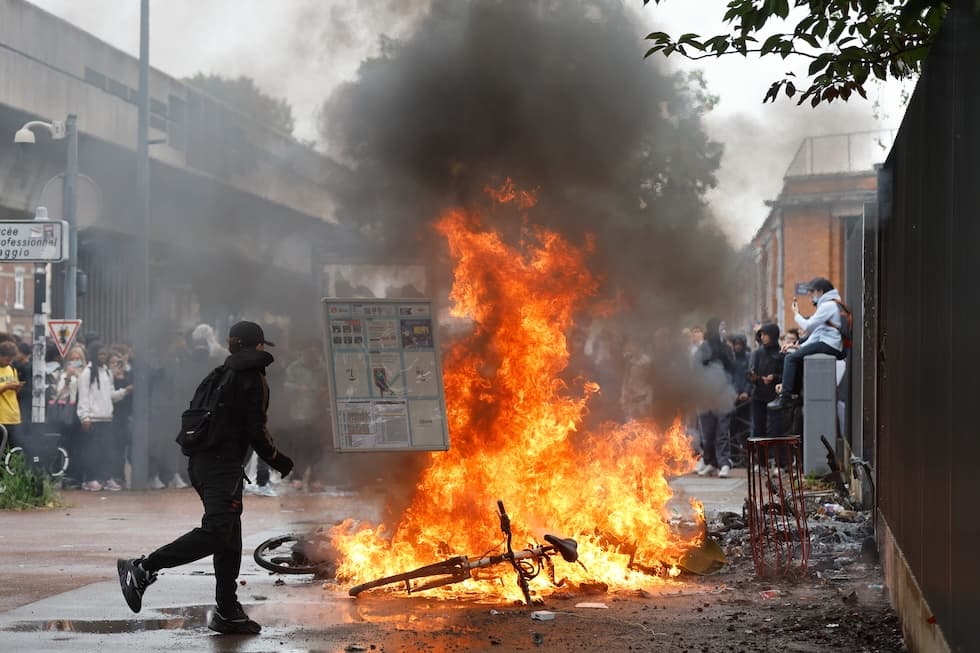 Francia, nuove proteste studentesche: scontri alle porte di Parigi, incendio in un liceo a Nantes