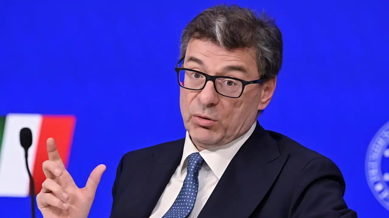 Manovra, emendamento del governo: Tfr automatico, pensioni più strette e misure per le imprese