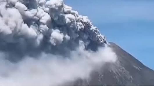 Indonesia, eruzione dell’Anak Krakatoa: sette aeroporti chiusi e 2mila voli cancellati